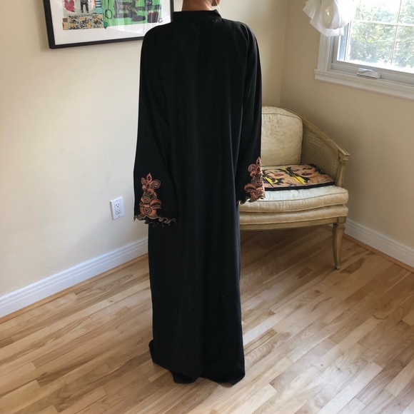 Traditional dress with beautiful embroidings - Picture 3 of 4